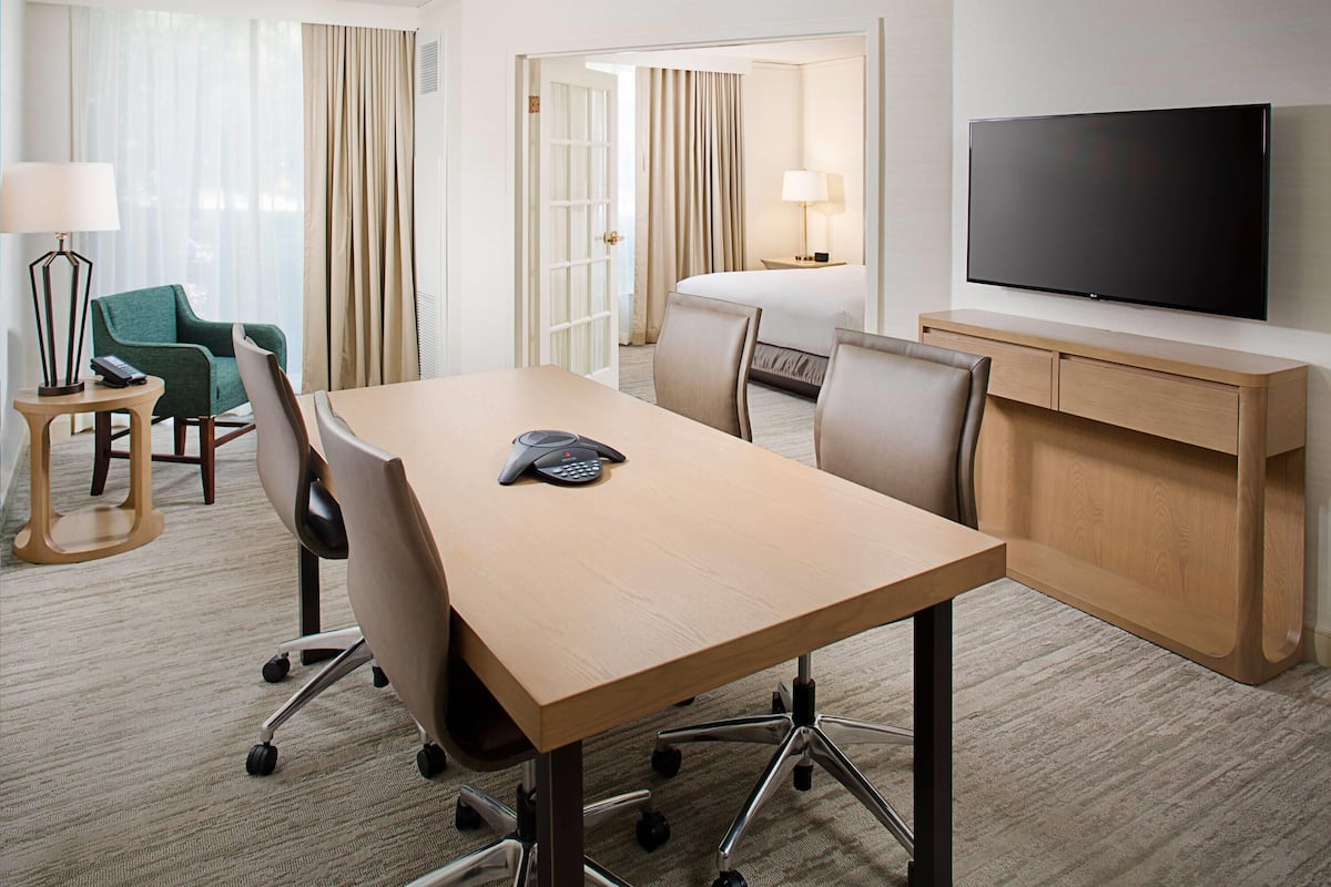 Business suite, 1 slaapkamer, niet-roken | 1 slaapkamer, luxe beddengoed, een minibar, een kluis op de kamer