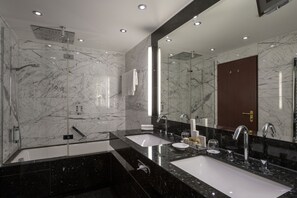 Shower, free toiletries, hair dryer, bidet - Maritim Hotel Köln (Cologne)