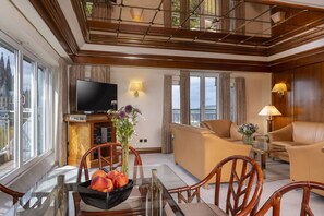 Suite Deluxe | Sala d'estar | Televisor de pantalla plana i pel·lícules de pagament 