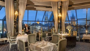 3 restauranter; serverer morgenmad, frokost, aftensmad og lokale retter