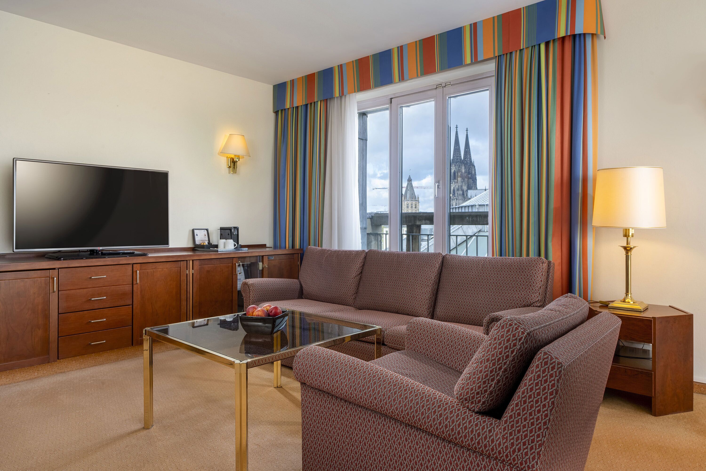 senior suite | living area | flat-screen tv, pay films
