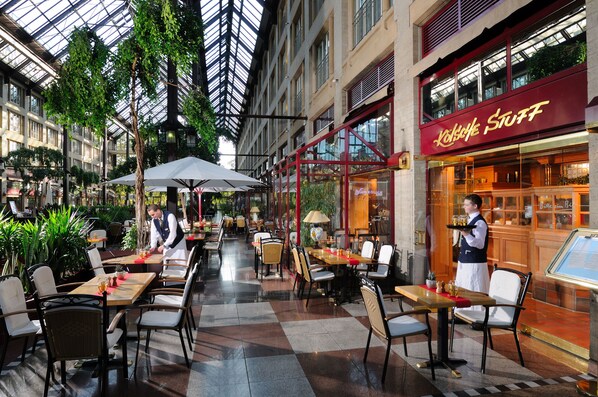 3 restaurants, breakfast, lunch, dinner served; local cuisine  - Maritim Hotel Köln (Cologne)