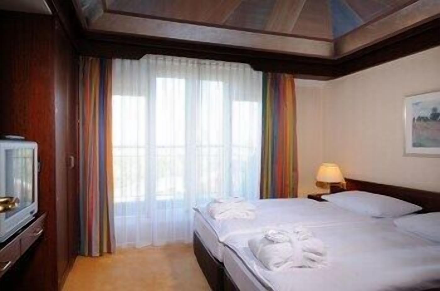 Hypo-allergenic bedding, in-room safe, individually furnished, desk