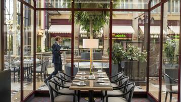 3 restaurantes; se sirven desayunos, comidas, cenas y brunch