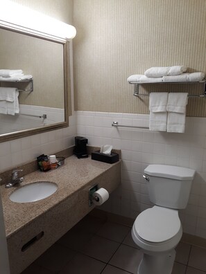 Standard Room, 1 King Bed, Non Smoking | Bathroom | Hair dryer, towels - Rodeway Inn (Weedsport)