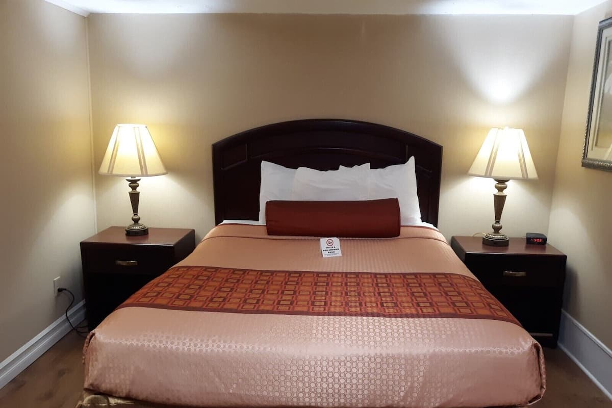 Standard Room, 1 Queen Bed, Non Smoking | Desk, iron/ironing board, free WiFi, bed sheets