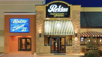 2 restoran, melayani sarapan