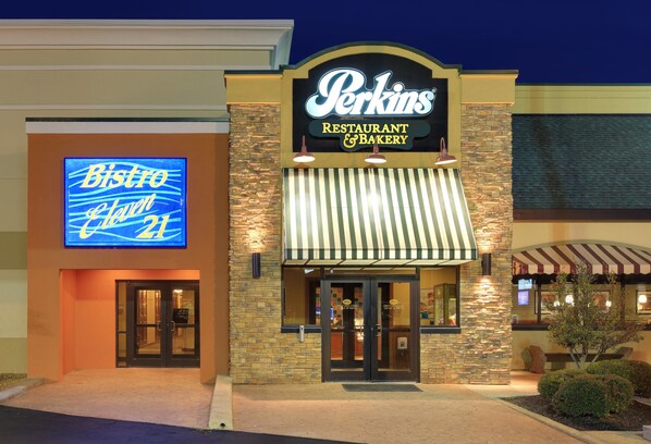 2 restaurants; breakfast, lunch and dinner served 