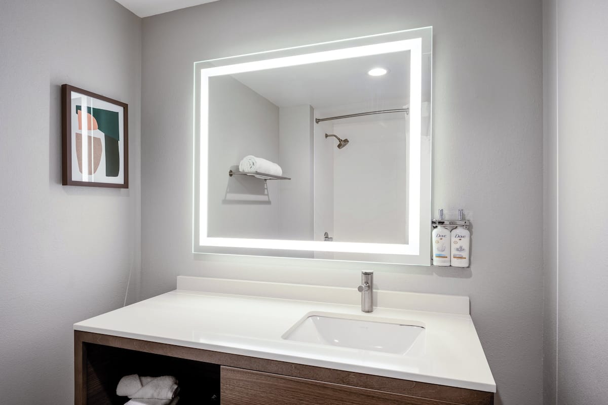 1 bedroom, egyptian cotton sheets, down duvets, in-room safe