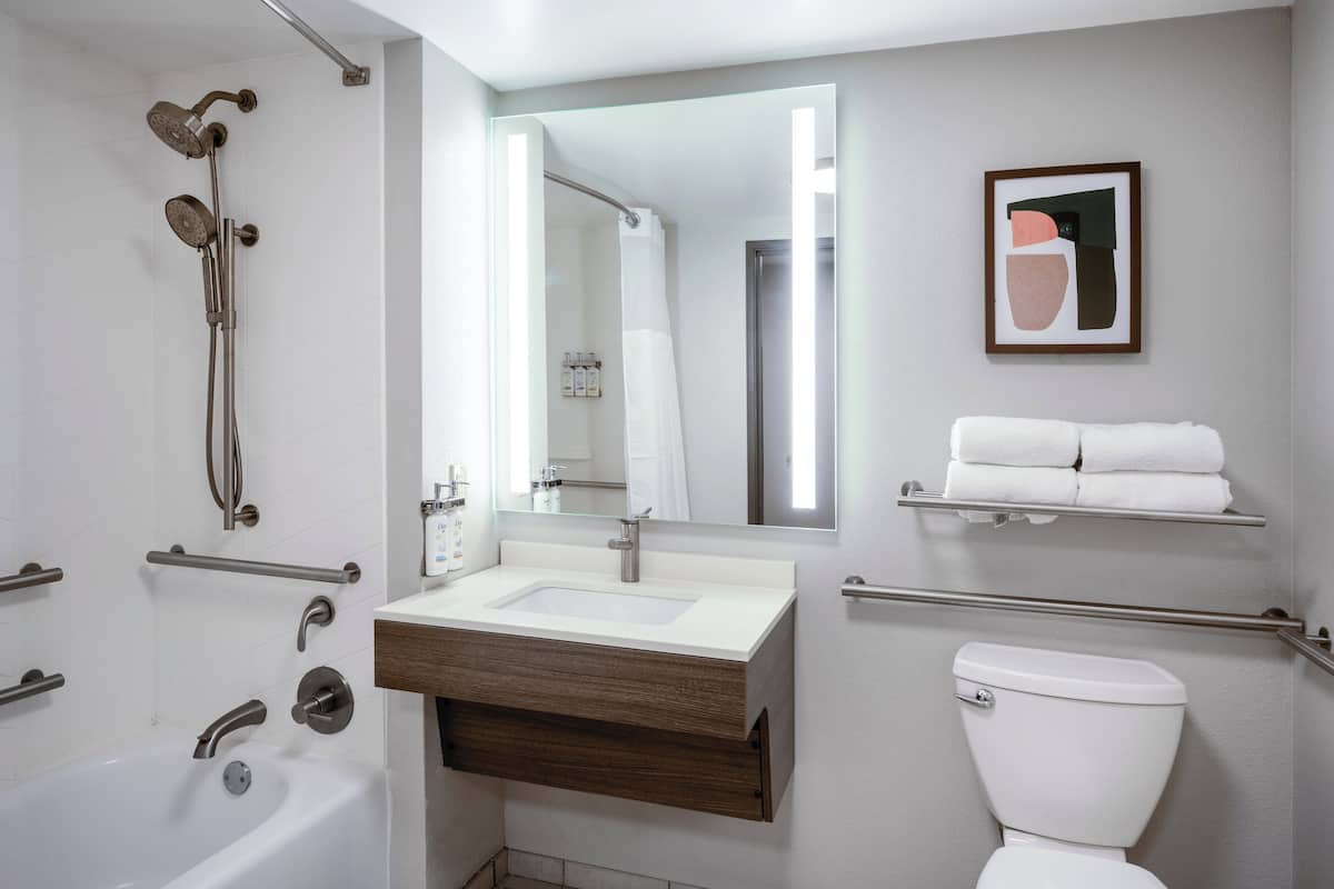 1 bedroom, egyptian cotton sheets, down duvets, in-room safe