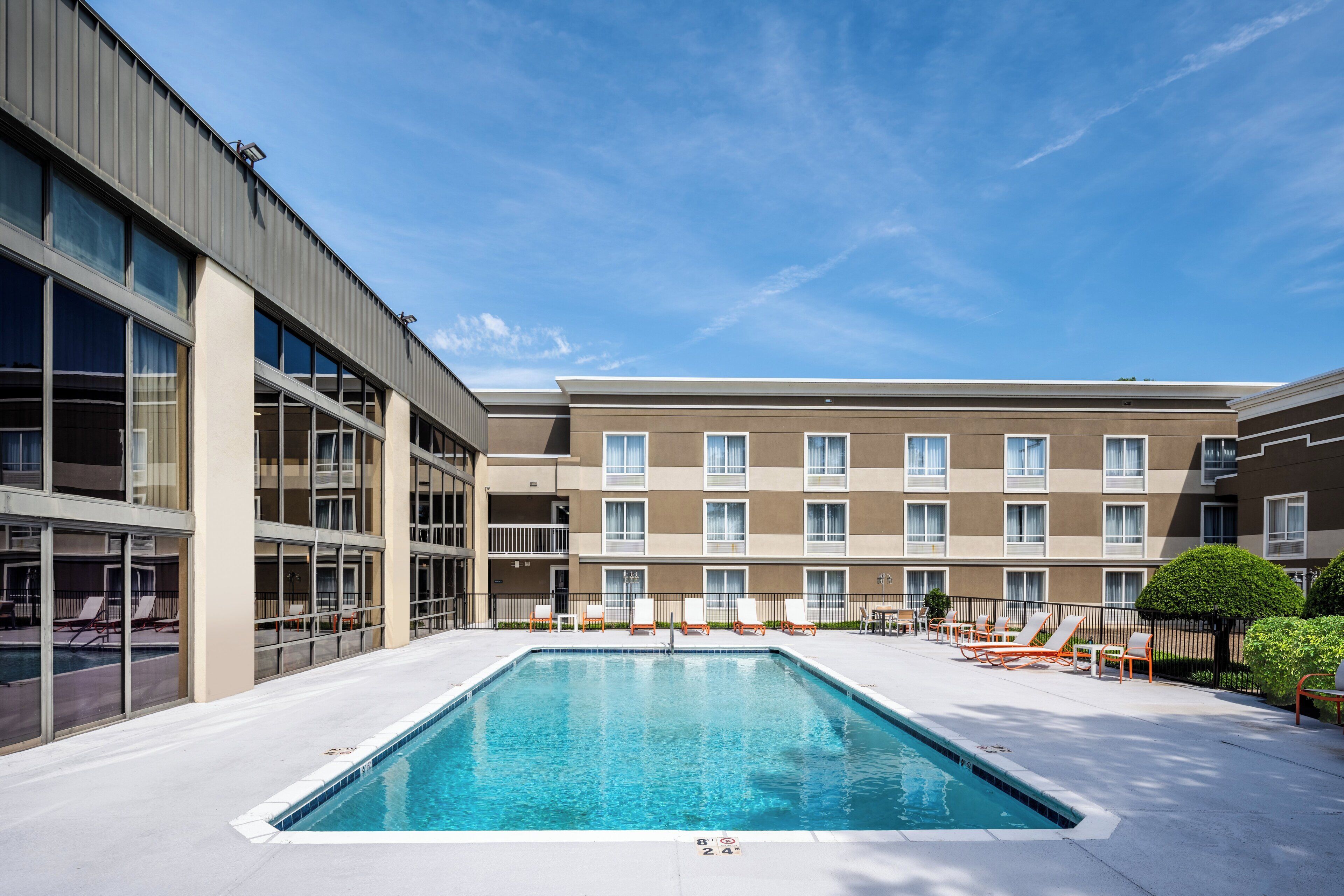 Innenpool, Außenpool (je nach Saison geöffnet), Sonnenschirme