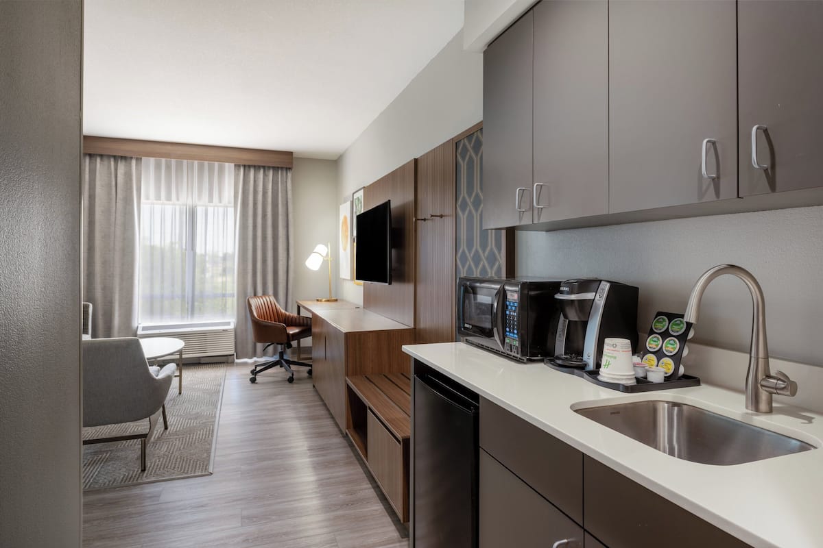 1 bedroom, Egyptian cotton sheets, down comforters, in-room safe