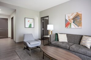 Egyptian cotton sheets, down duvets, in-room safe, desk - Holiday Inn Blytheville by IHG (Blytheville)