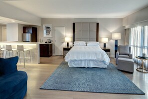 防过敏的被褥、客房内保险箱、办公桌、遮光窗帘