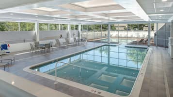 Una piscina cubierta, una piscina al aire libre de temporada