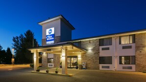 A Best Western Turnwater-Olympia Inn with a brick facade, a covered entrance, and a signboard. - Best Western Tumwater-Olympia Inn (Olympia)