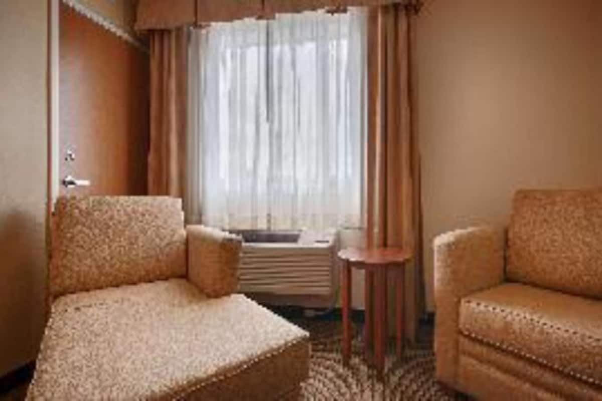 Living area | 46-inch LCD TV with cable channels