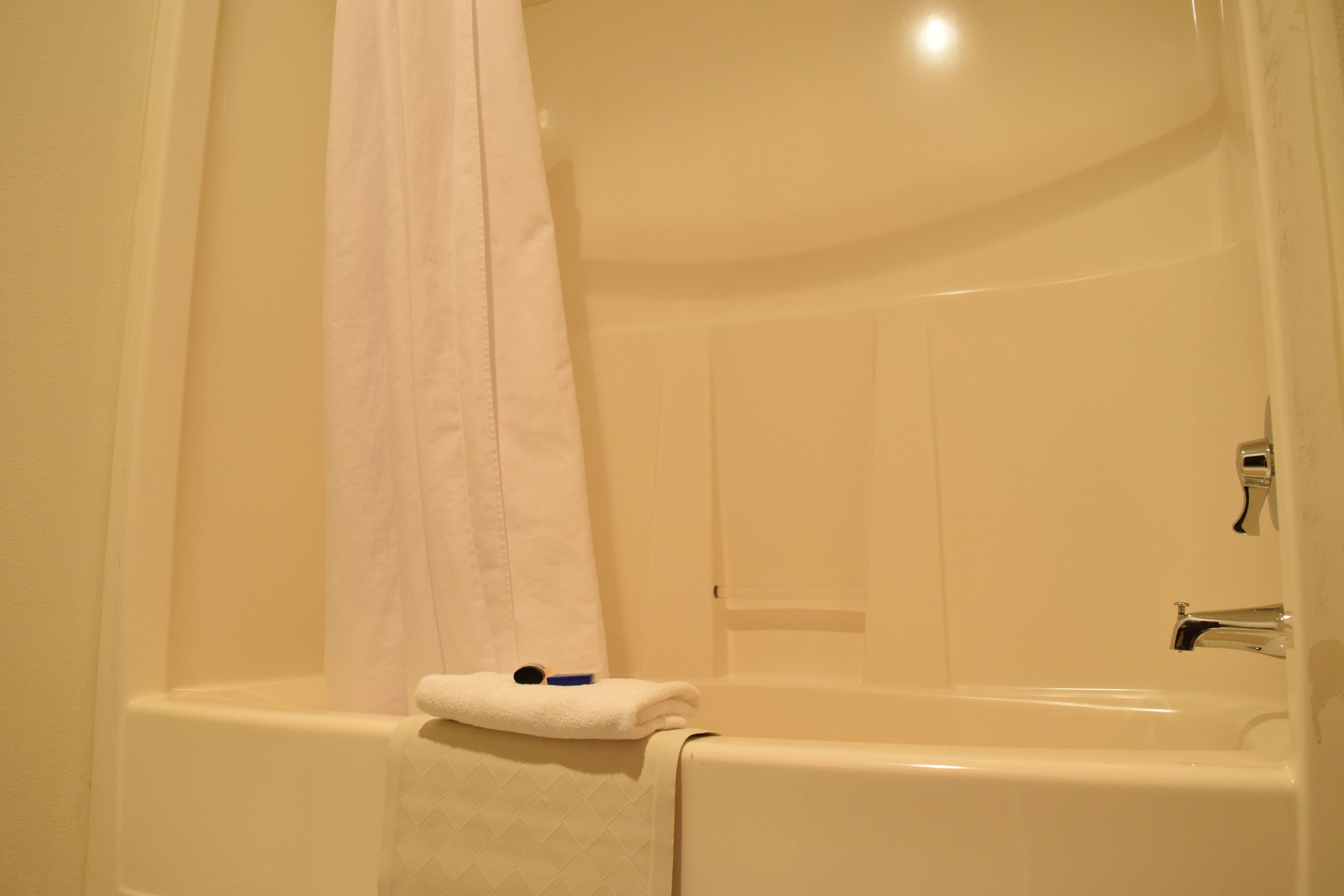 combined shower/bathtub, hair dryer, towels