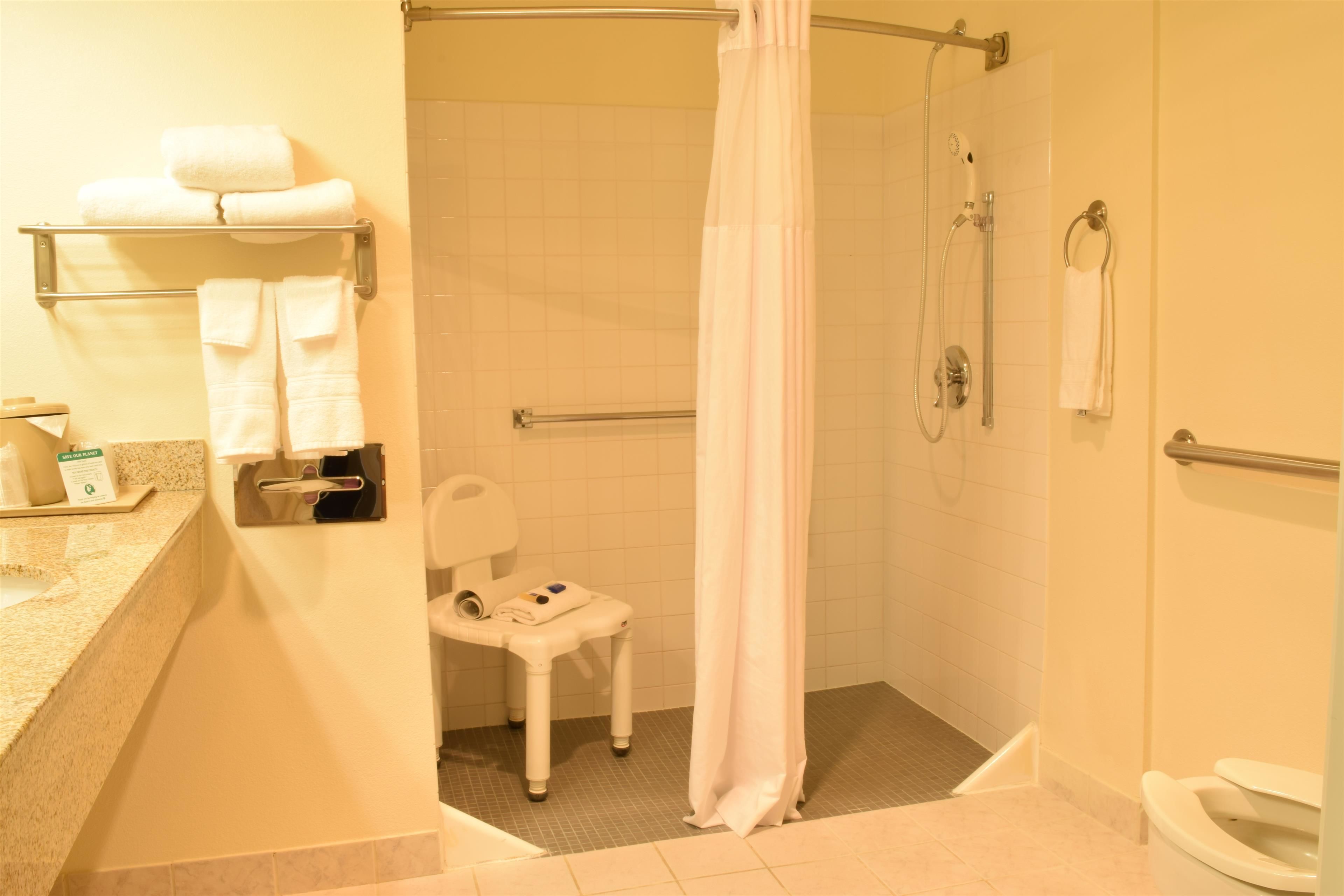 combined shower/bathtub, hair dryer, towels
