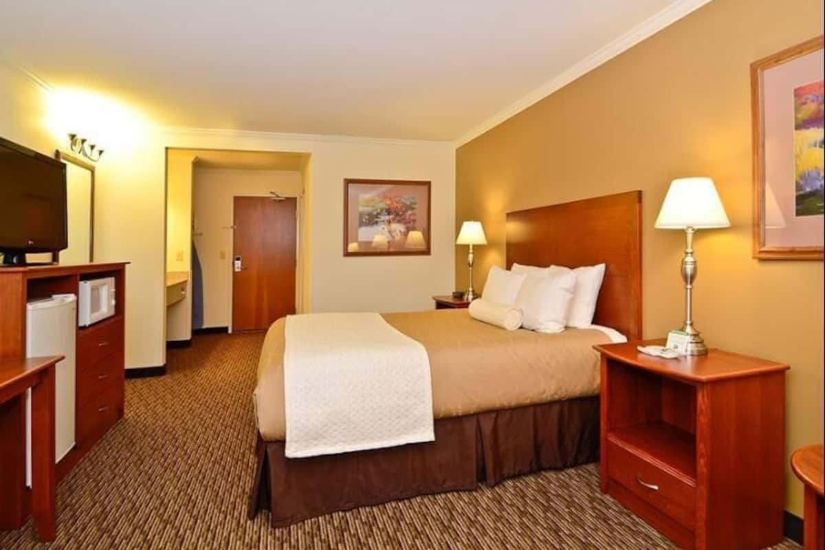 Premium bedding, pillowtop beds, desk, blackout drapes