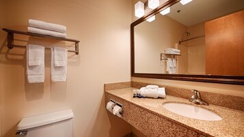 Bañera con ducha, secador de pelo, toallas