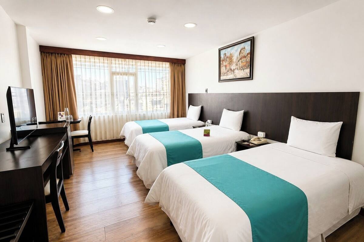 Habitación triple estándar | Ropa de cama de alta calidad y edredón