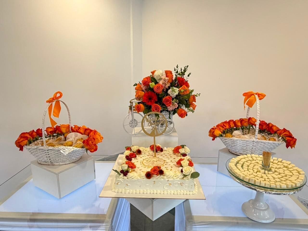 Een presentatie van desserts en bloemen op een tafel.