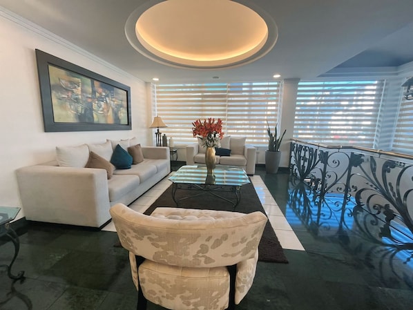 32-Zoll-Plasmafernseher mit Satellitenempfang, Fernseher