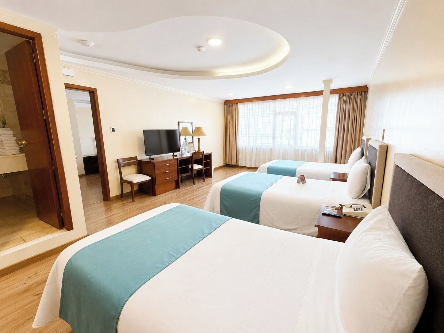 Quarto família, vista para a cidade | Roupas de cama premium, edredons de pluma, cofres nos quartos