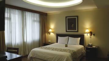 Luxe beddengoed, donsdekens, een kluis op de kamer, een bureau