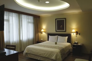 Hochwertige Bettwaren, Daunenbettdecken, Zimmersafe, Schreibtisch