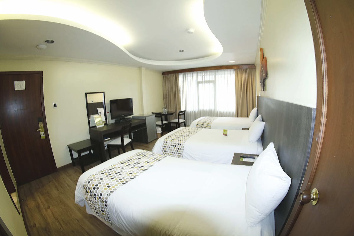 Kamar Triple Standar | 1 kamar tidur, seprai premium, selimut bulu angsa, dan brankas