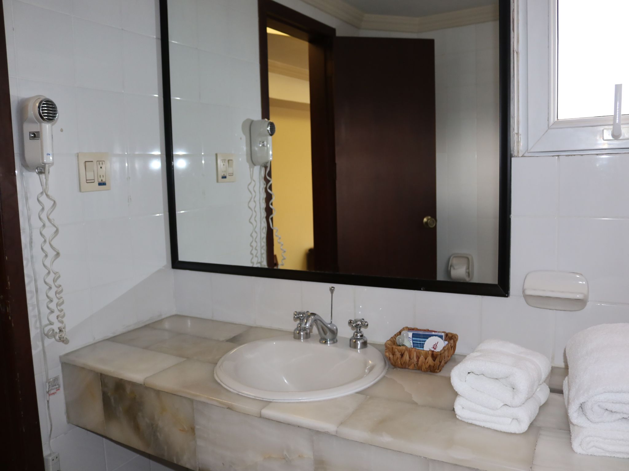 standard double room | bathroom | combined shower/bathtub, deep-soaking bathtub, eco-friendly toiletries