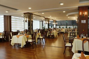 Tägliches großes Frühstück gegen Gebühr