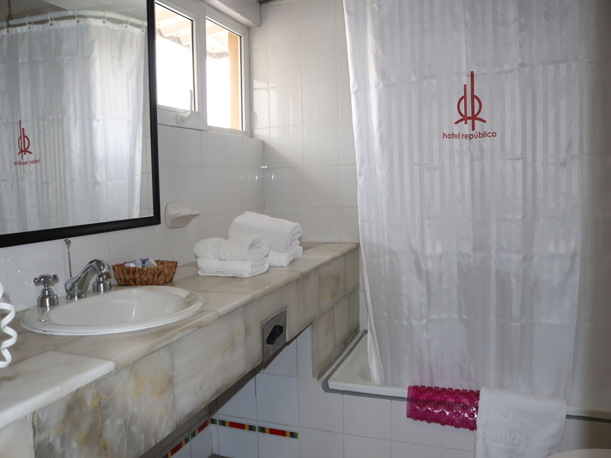 standard double room | bathroom | combined shower/bathtub, deep-soaking bathtub, eco-friendly toiletries