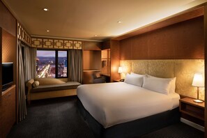 Suite ejecutiva, 1 cama de matrimonio grande, Acceso al salón del club | Zona de estar | Televisión LCD de 55 pulgadas con canales digitales, una televisión