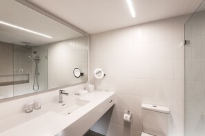 Appartement Exécutif, 1 grand lit | Salle de bain | Articles de toilette gratuits, sèche-cheveux, peignoirs, chaussons