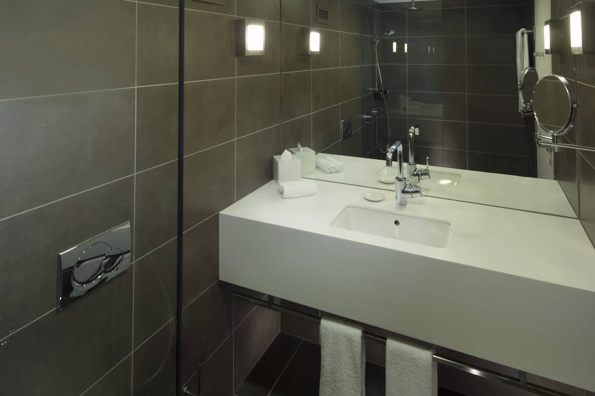 Articles de toilette (gratuits), séchoir à cheveux, peignoirs