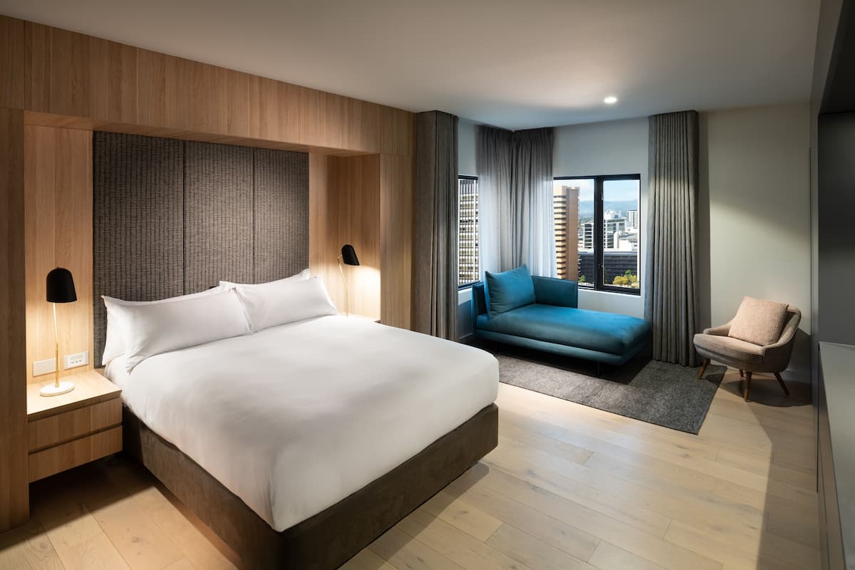 Ropa de cama de alta calidad, colchones con pillow-top y minibar