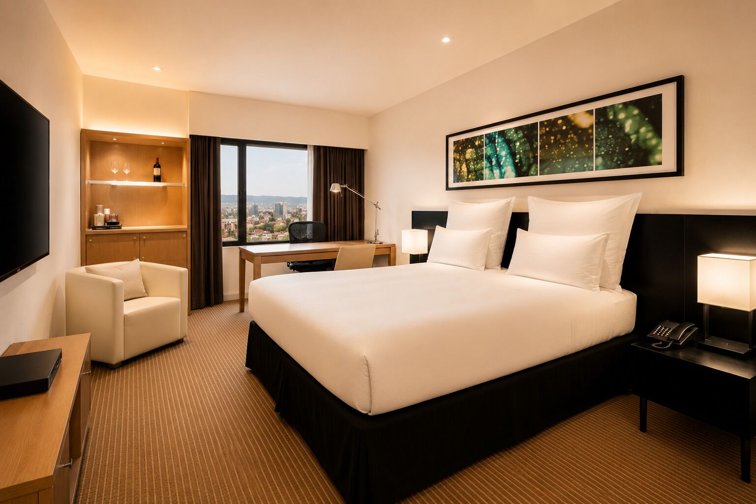 Ropa de cama de alta calidad, colchones con pillow-top y minibar 