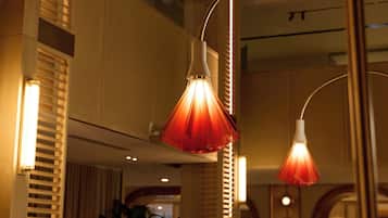 Un interior moderno con lámparas colgantes y una superficie reflectante.