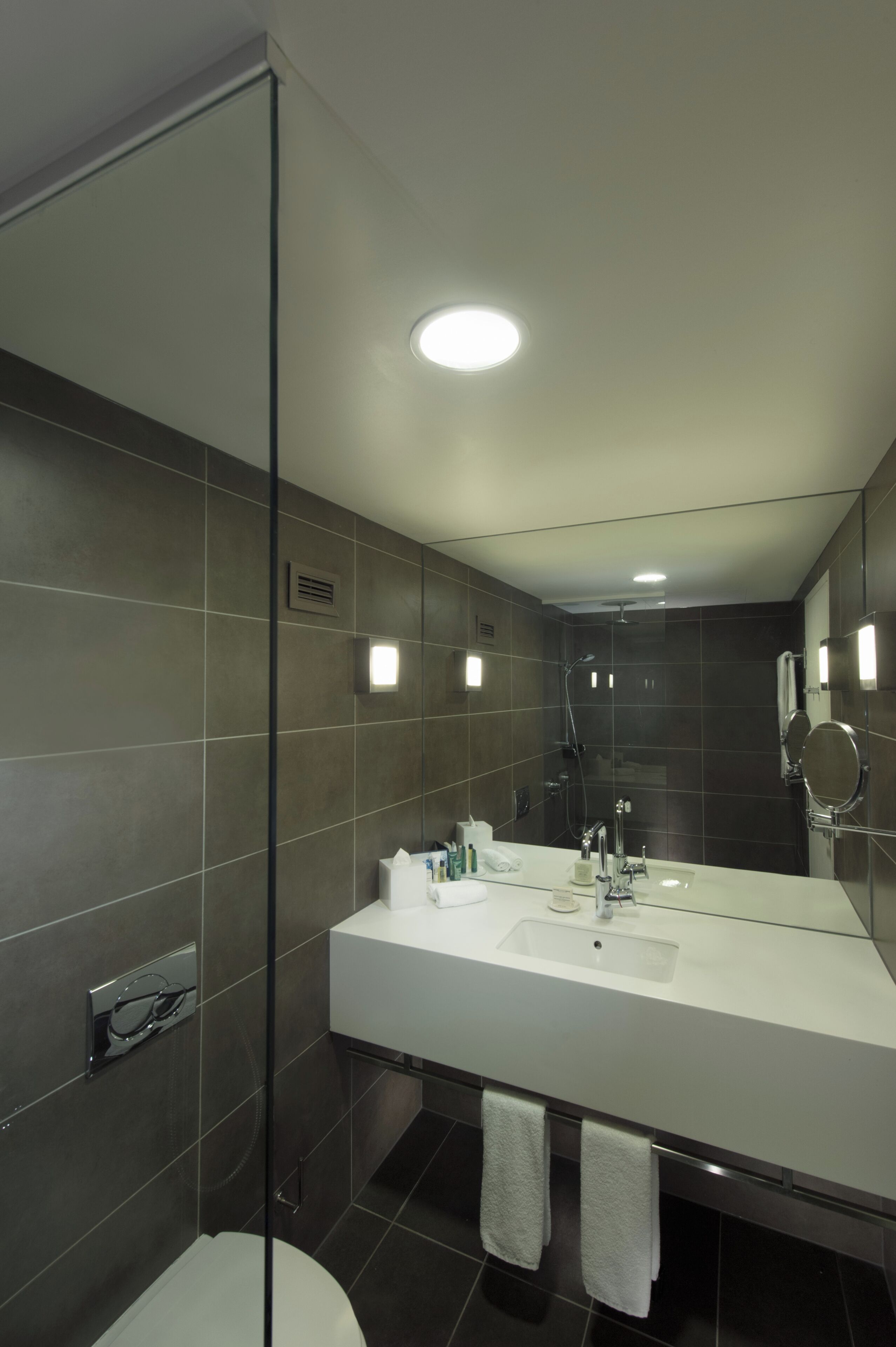Een aparte badkuip en douche, een haardroger, badjassen, pantoffels