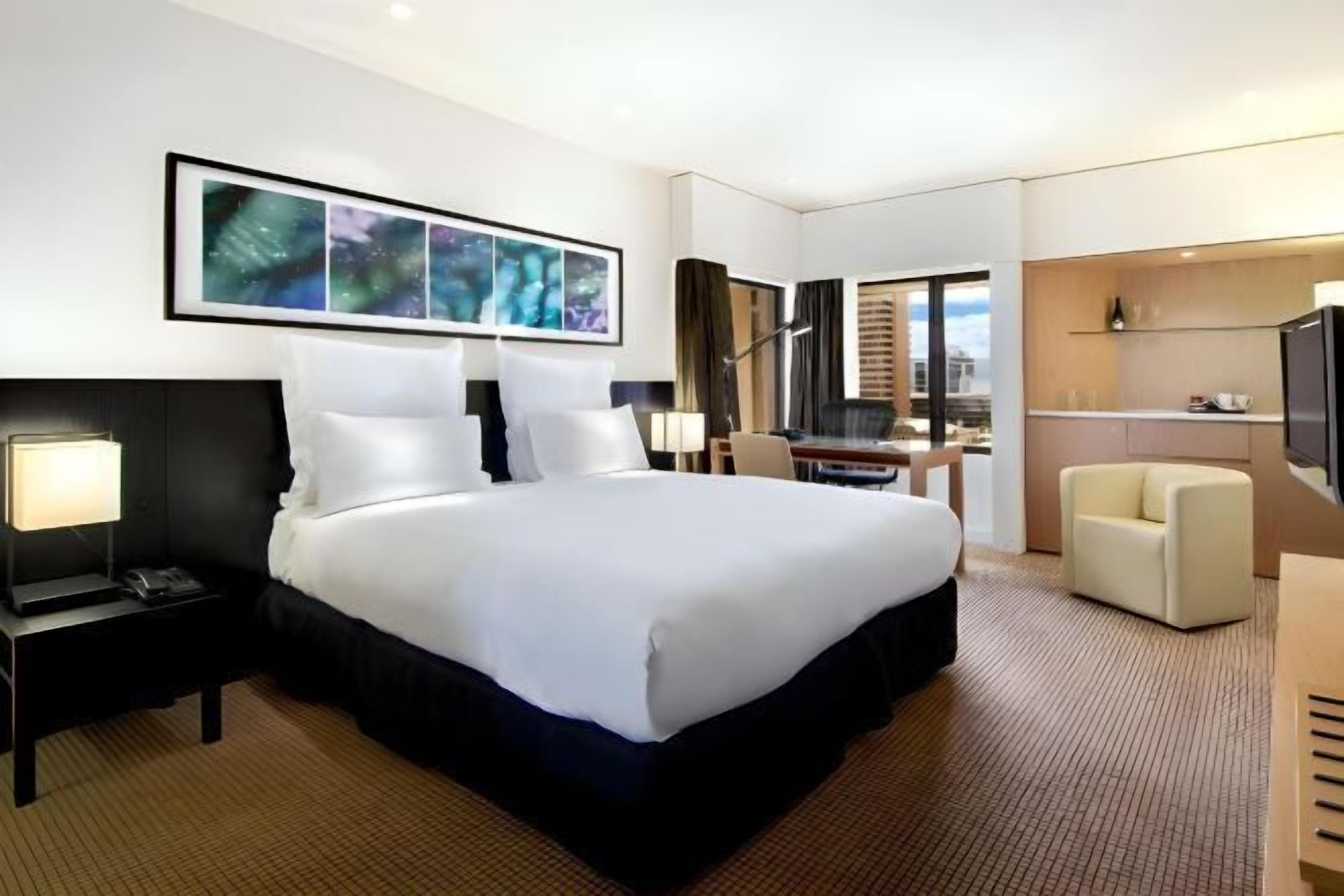 Seprai premium, bantalan ekstra lembut, minibar, dan brankas