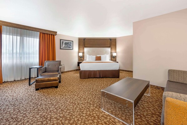 In-room safe, desk, iron/ironing board, free WiFi - Best Western Plus Mill Creek Inn (Salem)