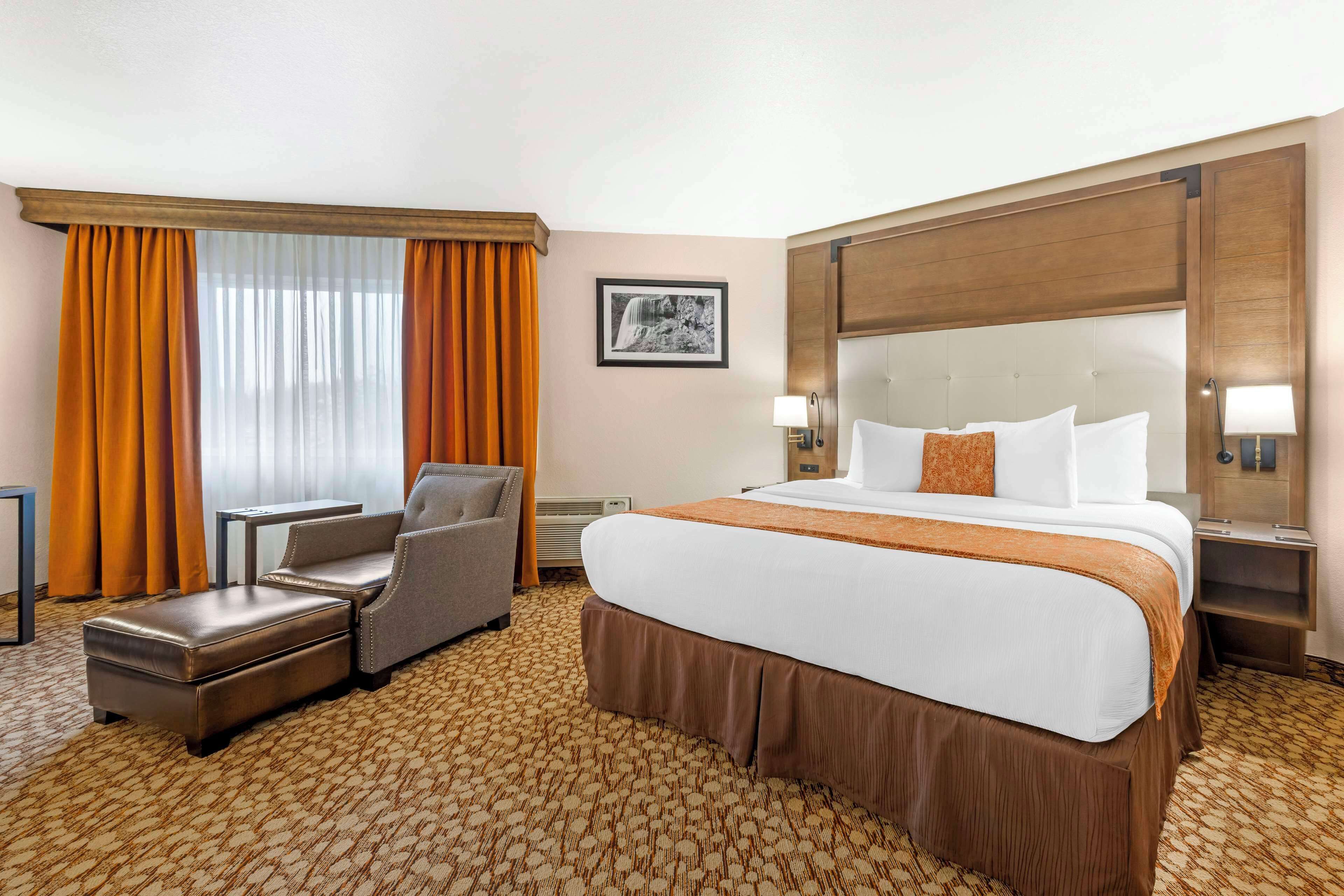 suite, 1 king bed, non smoking, refrigerator & microwave | in-room safe, desk, iron/ironing board, free wifi