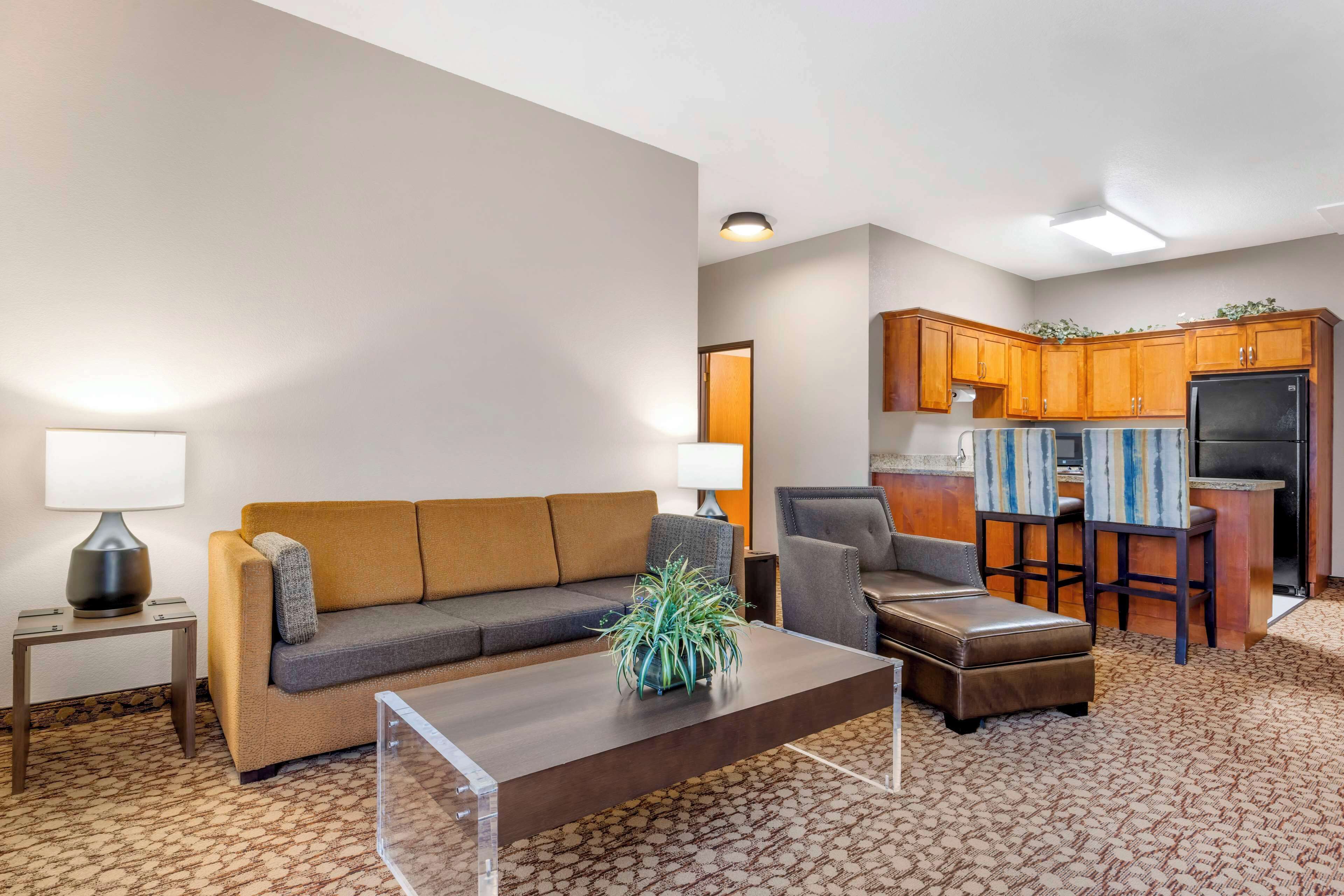 suite, 1 queen bed, non smoking, kitchen | in-room safe, desk, iron/ironing board, free wifi