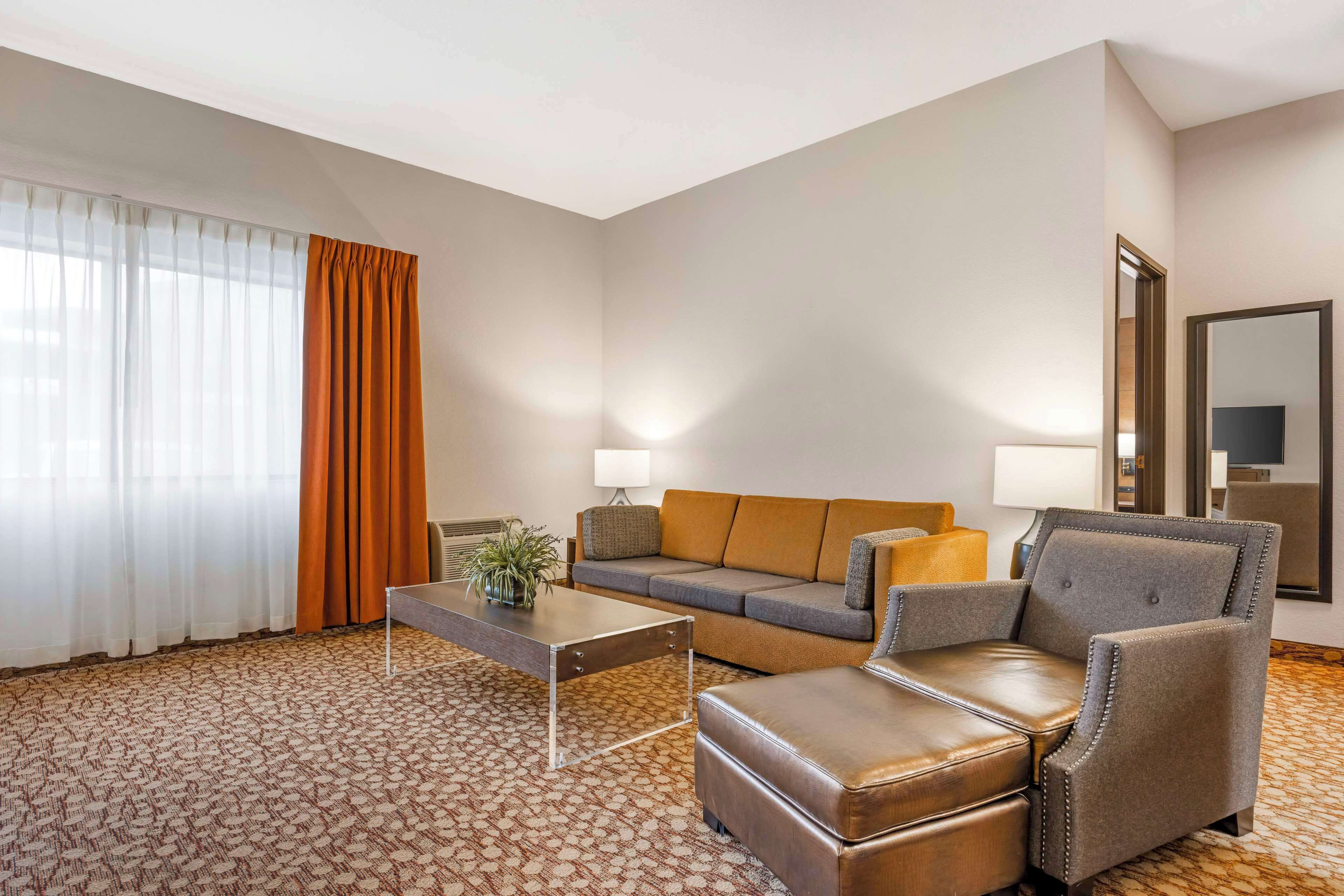 suite, 1 queen bed, non smoking, kitchen | in-room safe, desk, iron/ironing board, free wifi