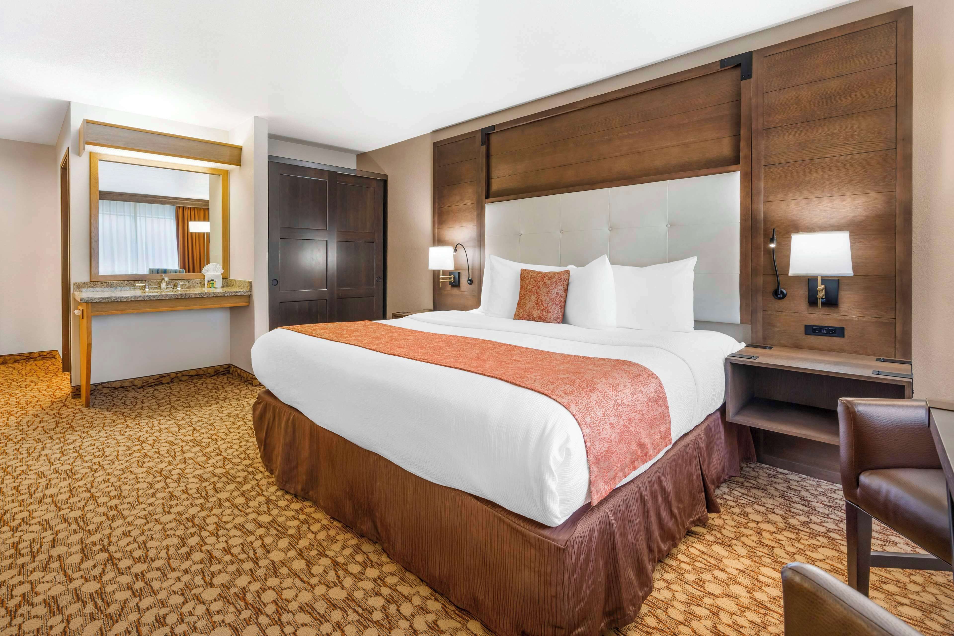 standard room, 1 king bed, accessible, non smoking (walk-in shower) | in-room safe, desk, iron/ironing board, free wifi