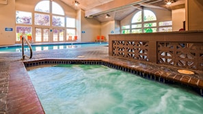 Piscine couverte, chaises longues