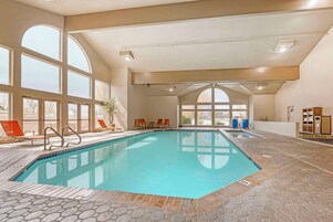 Una piscina techada, sillones reclinables de piscina